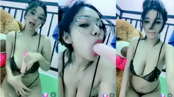 Cewek Berkamata Ngemut Dildo Live Video by Beeg