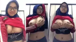Video Jilbab Bugil Berkacamata Remas Toket Gede Video by Indo18