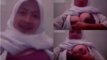 Abg Jilbab Toge di WC Sekolah Video by SpankBang