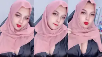 Hijabers Cantik Spill Belahan Ketat Live Video by BOKEPSIN