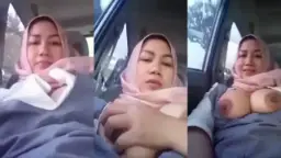 Tante Jilbab Pamer Toket Sambil Naik Mobil Video by BebasIndo