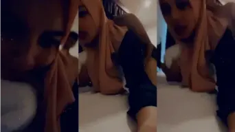 Cewek Hijab Ngewe Doggy di Hotel Video by YouJizz Cewek Hijab Ngewe Doggy di Hotel Video by YouJizz